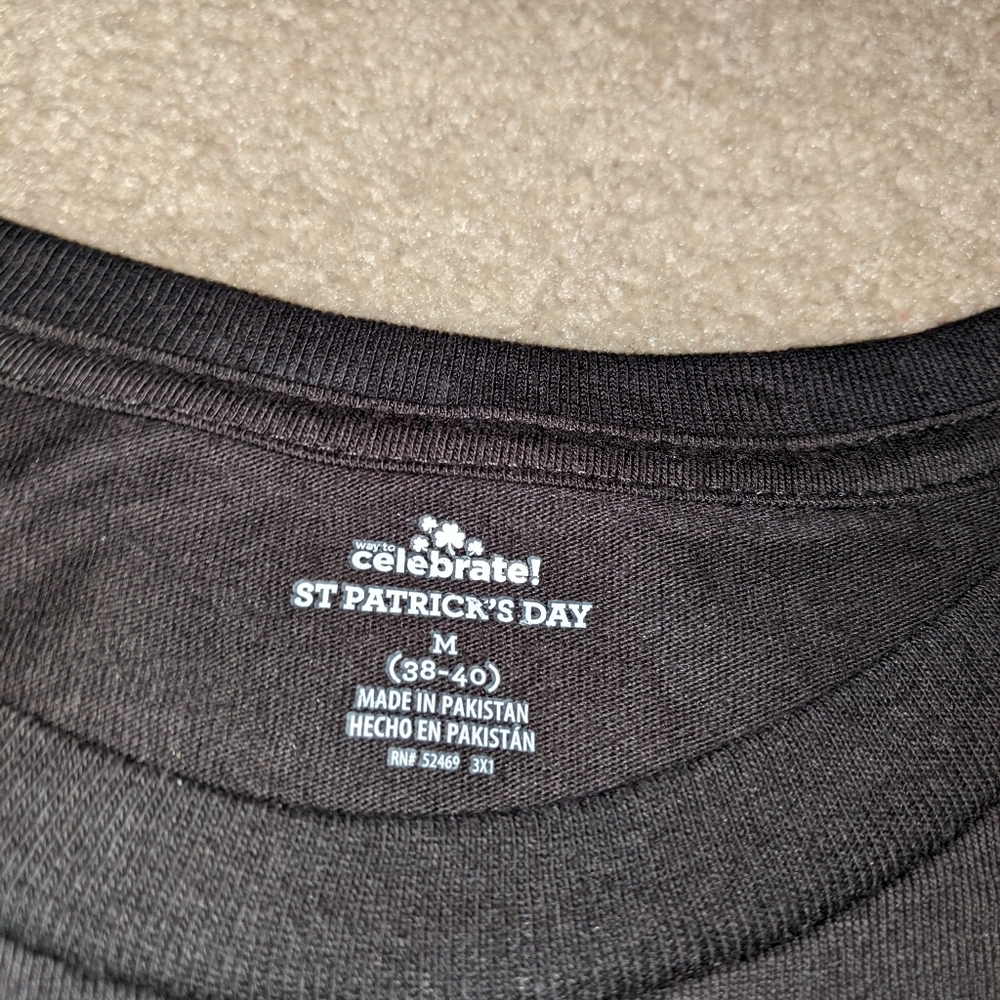 Nwt Way To Celebrate St. Patricks Day Men's Looking for Luck Graphic T-Shirt - Picture 3 of 12